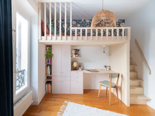Une chambre d'ado fille avec lit mezzanine, bureau, rangements et escalier. Une belle idée pour optimiser l'espace.