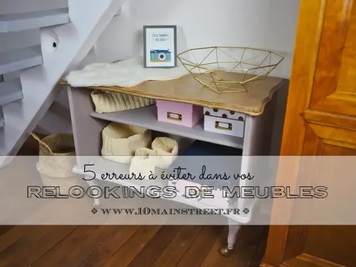 Un meuble ancien relooké en moderne, avec des paniers et boîtes de rangement. Idées pour vos relookings de meubles.