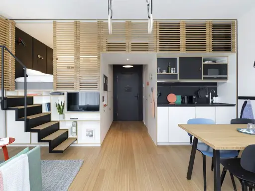 Aménagement appartement moderne : lit en mezzanine, escalier, cuisine, salle à manger. L'espace est optimisé avec des cloisons en bois.