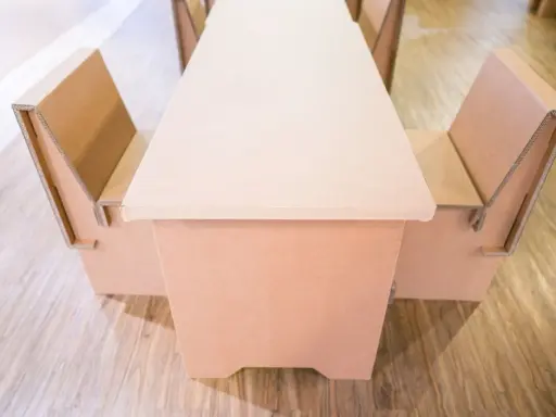 Ensemble table et bancs en carton, une solution de deco originale et écologique.