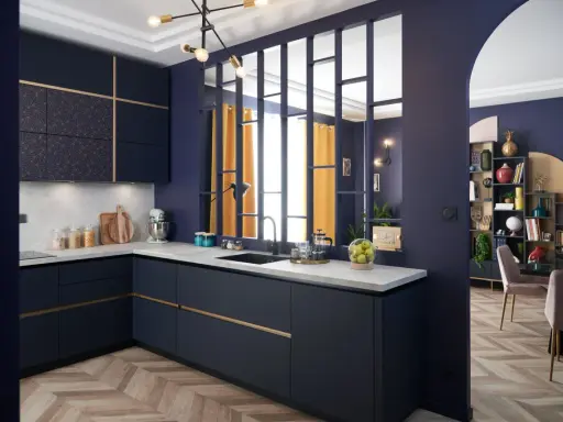 Cuisine moderne bleu nuit avec une **entrée directe dans la cuisine** par une verrière. Plan de travail en marbre, parquet chevron.