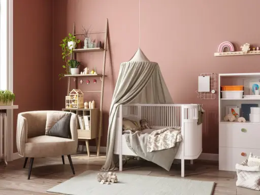 Une chambre bébé DIY chaleureuse avec un lit blanc, un fauteuil confortable, une étagère murale décorée et des jouets en bois.
