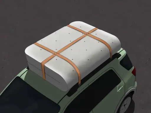 Un matelas est solidement attaché sur le toit d'une voiture verte, prêt pour le transport. Il montre comment rouler un matelas pour le transporter efficacement.