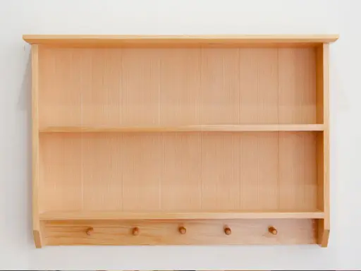 Étagère murale en bois clair, idéale pour fabriquer une bibliothèque personnalisée. Elle possède deux étagères et des patères en dessous.