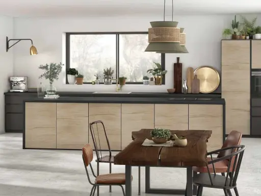 Une cuisine moderne avec des meubles en bois clair et des touches de noir. La table en bois brut et les chaises créent une ambiance chaleureuse, parfaite pour la deco cuisine.