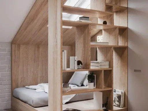 Une étagère en bois sépare astucieusement une petite chambre en deux, créant un coin nuit cosy et un espace de rangement.