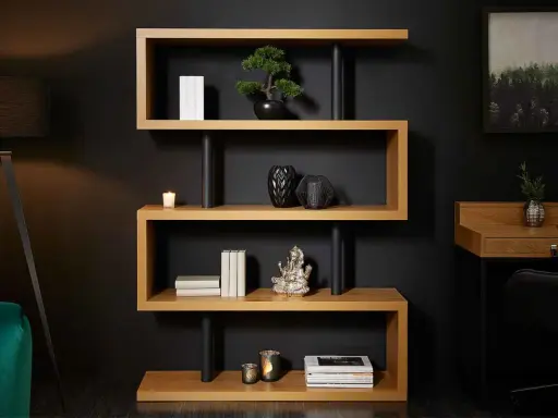 Étagère en bois aux formes décalées, une idée bibliothèque originale. Elle expose livres, vases et une statuette.