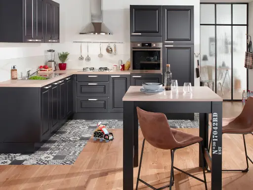 Cuisine 10m2 fermée, moderne et fonctionnelle avec des meubles noirs, un plan de travail en bois clair et un îlot central. Le sol est orné d'un motif géométrique.