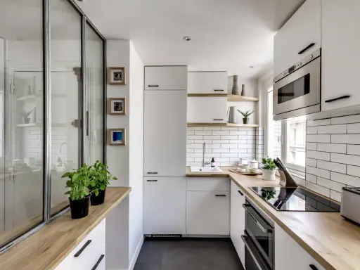 Plan d'une petite cuisine en U moderne et lumineuse, avec des placards blancs, un plan de travail en bois et un carrelage métro.