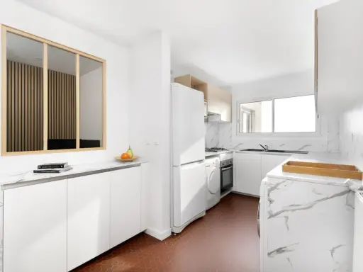 Relooker cuisine avant après : une cuisine moderne et lumineuse avec des meubles blancs, un plan de travail marbré et un sol hexagonal rouge.