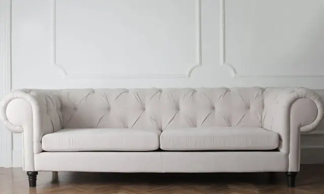 Canapé Chesterfield beige, idéal pour estimer le tarif pour déménager un canapé.