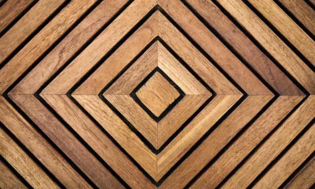 Motif géométrique en marqueterie contemporaine, alternant des bandes de bois brun clair et foncé formant des losanges imbriqués.