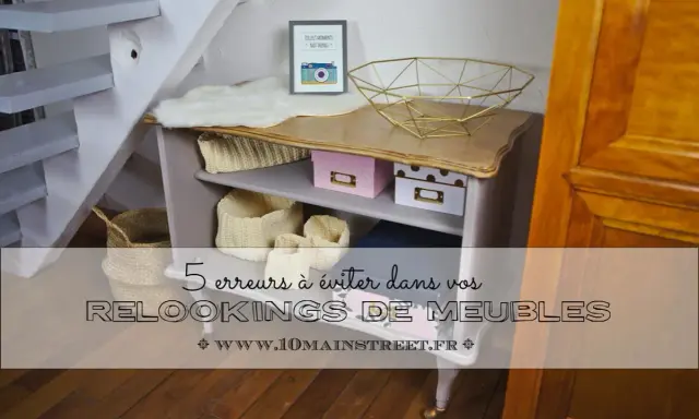 Un meuble ancien relooké en moderne, avec des paniers et boîtes de rangement. Idées pour vos relookings de meubles.
