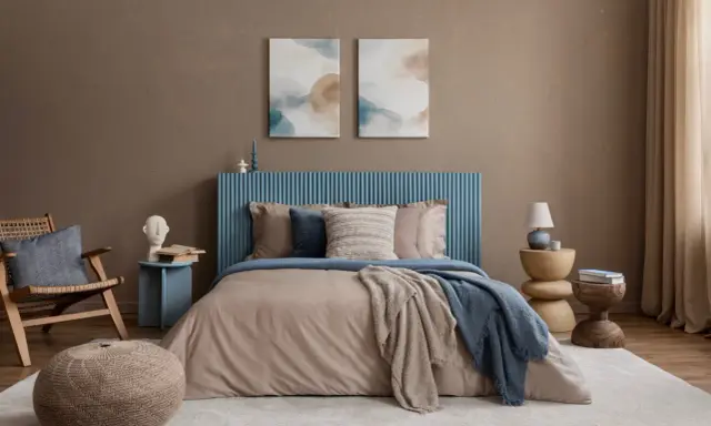 Une peinture de chambre adulte apaisante avec un lit douillet, un fauteuil en rotin et des œuvres d'art abstraites.