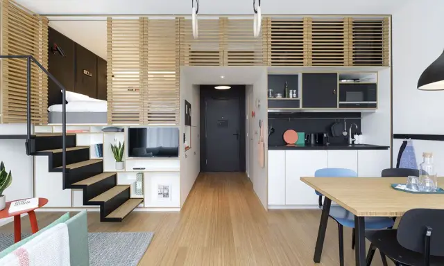 Aménagement appartement moderne : lit en mezzanine, escalier, cuisine, salle à manger. L'espace est optimisé avec des cloisons en bois.