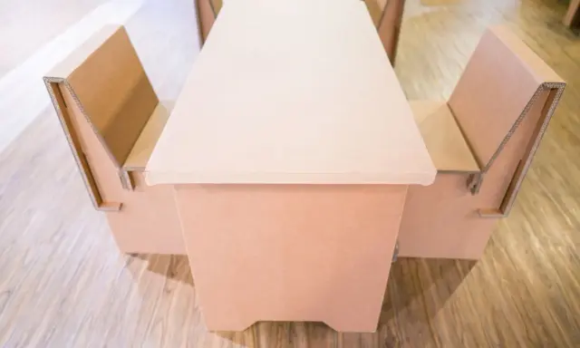 Ensemble table et bancs en carton, une solution de deco originale et écologique.