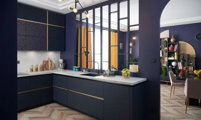 Cuisine moderne bleu nuit avec une **entrée directe dans la cuisine** par une verrière. Plan de travail en marbre, parquet chevron.