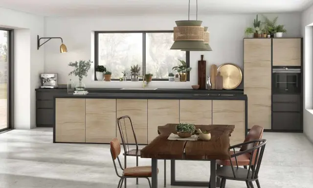 Une cuisine moderne avec des meubles en bois clair et des touches de noir. La table en bois brut et les chaises créent une ambiance chaleureuse, parfaite pour la deco cuisine.