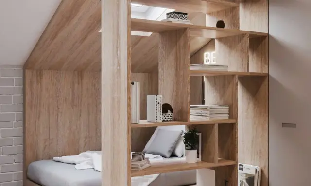 Une étagère en bois sépare astucieusement une petite chambre en deux, créant un coin nuit cosy et un espace de rangement.