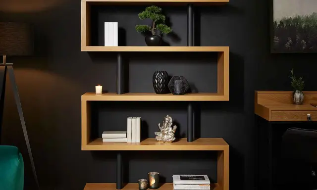 Étagère en bois aux formes décalées, une idée bibliothèque originale. Elle expose livres, vases et une statuette.