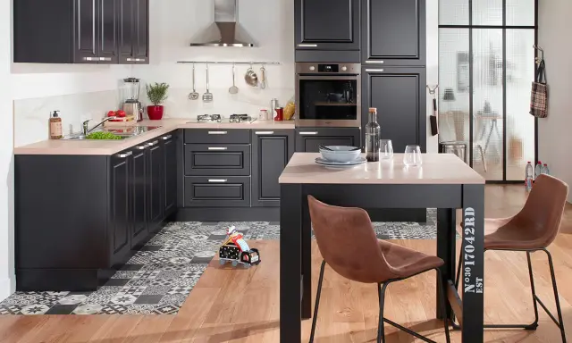 Cuisine 10m2 fermée, moderne et fonctionnelle avec des meubles noirs, un plan de travail en bois clair et un îlot central. Le sol est orné d'un motif géométrique.