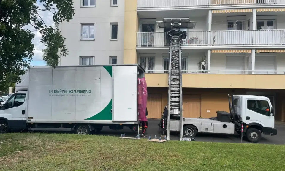 Déménagement en cours avec un monte-meubles. Pour savoir comment remplir une lettre de voiture, consultez les documents de transport.