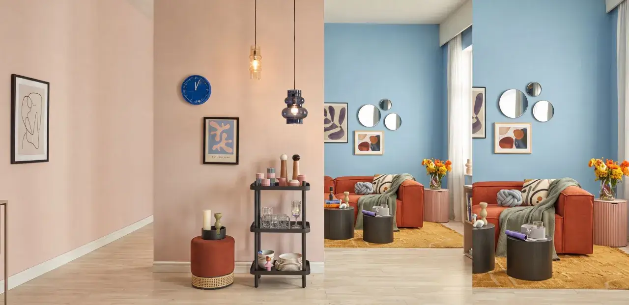 Salon aux murs bleu ciel et rose poudré, mobilier orange vif, tapis jaune moutarde et accents de **couleur pastel**.