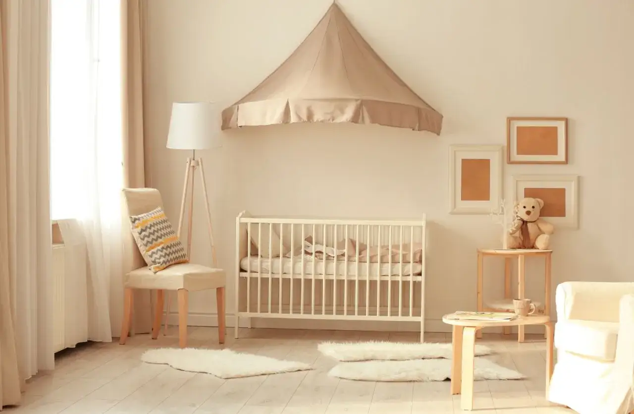Ambiance douce pour une chambre b&eacute;b&eacute; DIY : berceau, fauteuil confortable, tapis moelleux et veilleuse.