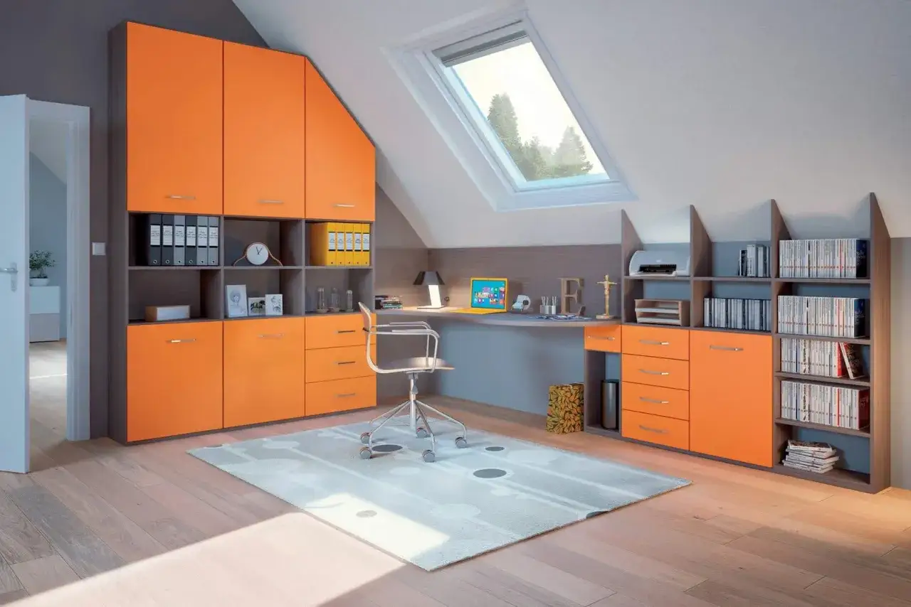 Bureau sous pente lumineux avec rangements orange vifs, un bureau fonctionnel et une fen&ecirc;tre de toit offrant une vue sur les arbres.