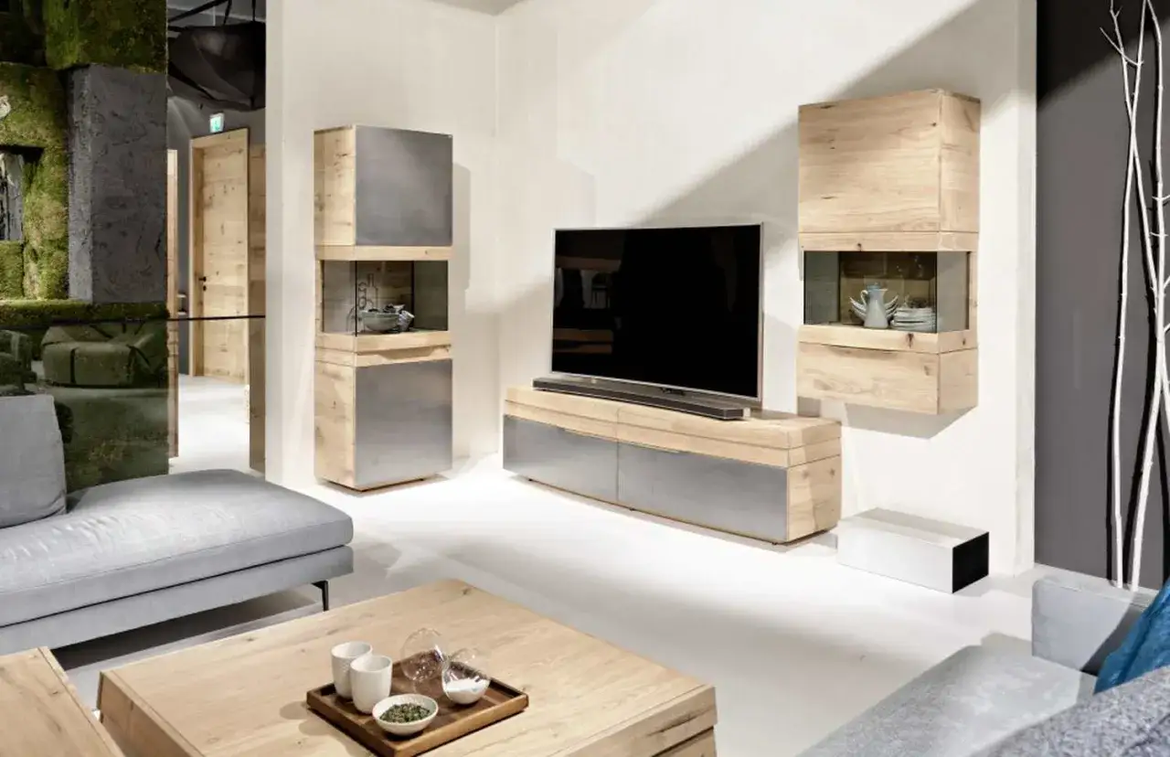 Un meuble TV DIY moderne en bois et m&eacute;tal, avec des &eacute;tag&egrave;res ouvertes et ferm&eacute;es, compl&eacute;t&eacute; par une table basse en bois.