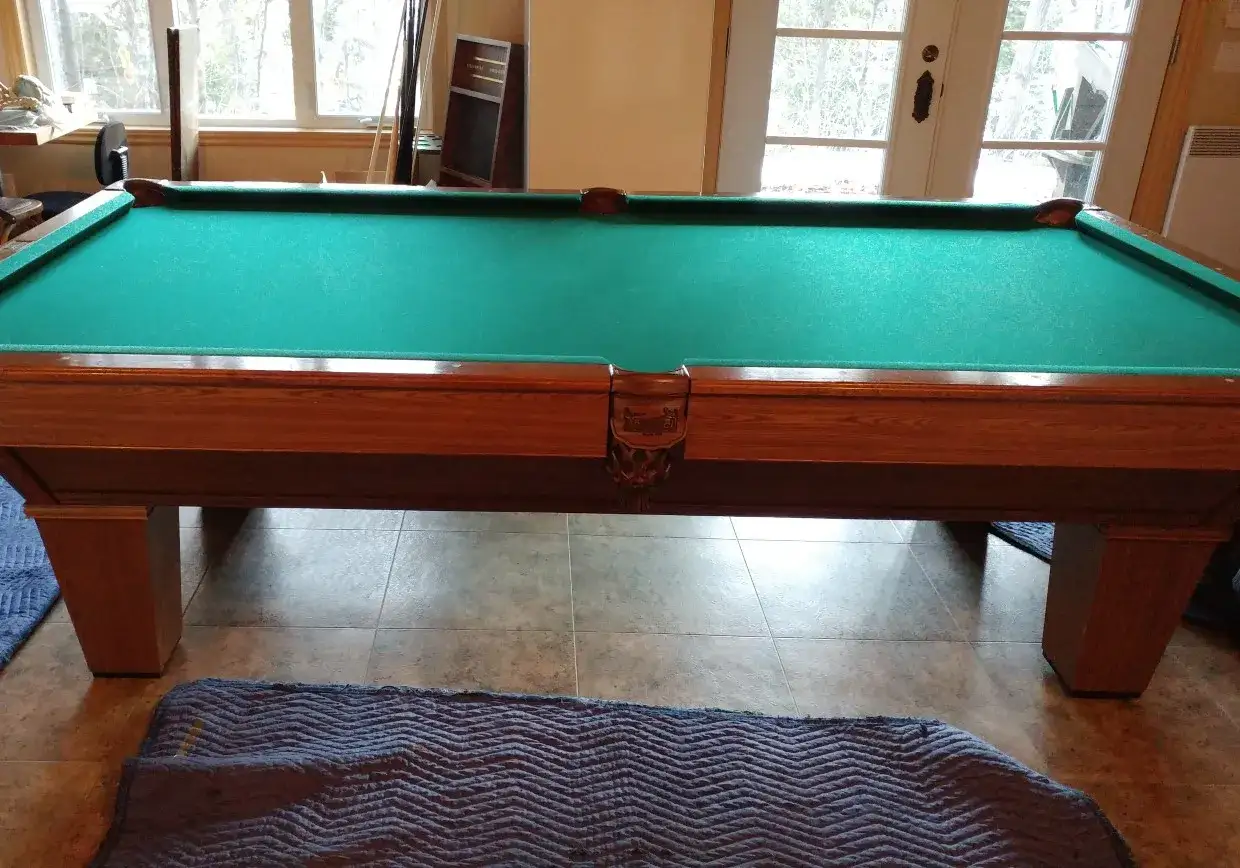 Table de billard fran&ccedil;ais en bois avec tapis vert, pr&ecirc;te pour le d&eacute;montage.