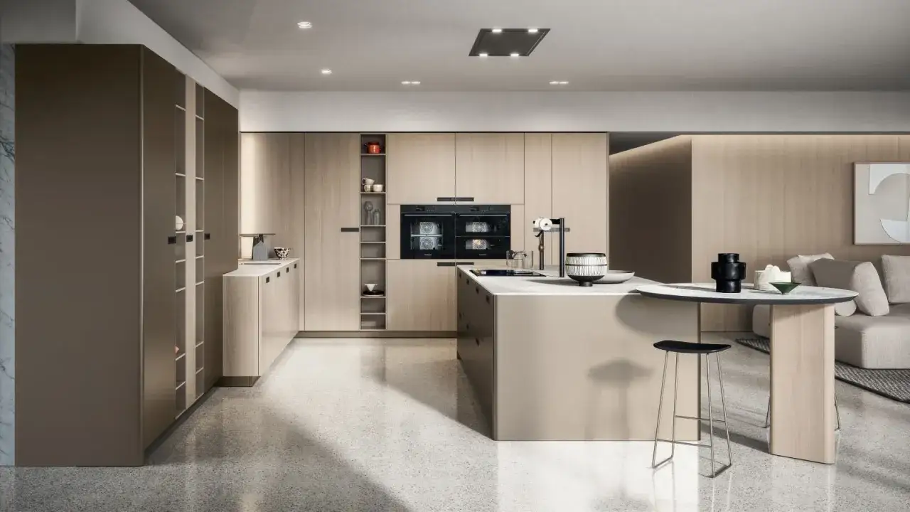 Un exemple de cuisine moderne aux tons bois&eacute;s et &eacute;pur&eacute;s, avec un &icirc;lot central, des fours int&eacute;gr&eacute;s et un coin repas &eacute;l&eacute;gant.