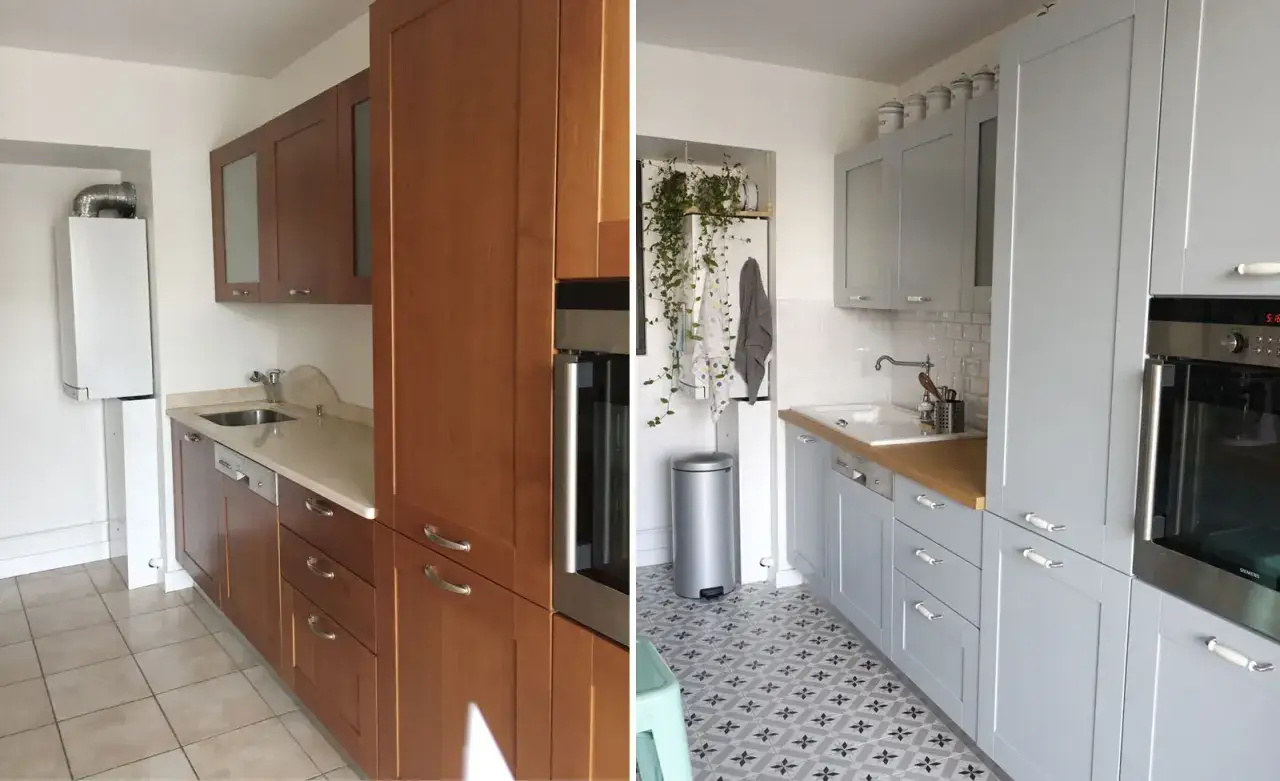 Avant apr&egrave;s : une cuisine bois chaleureuse transform&eacute;e en espace moderne gris clair, avec un nouveau carrelage au sol.