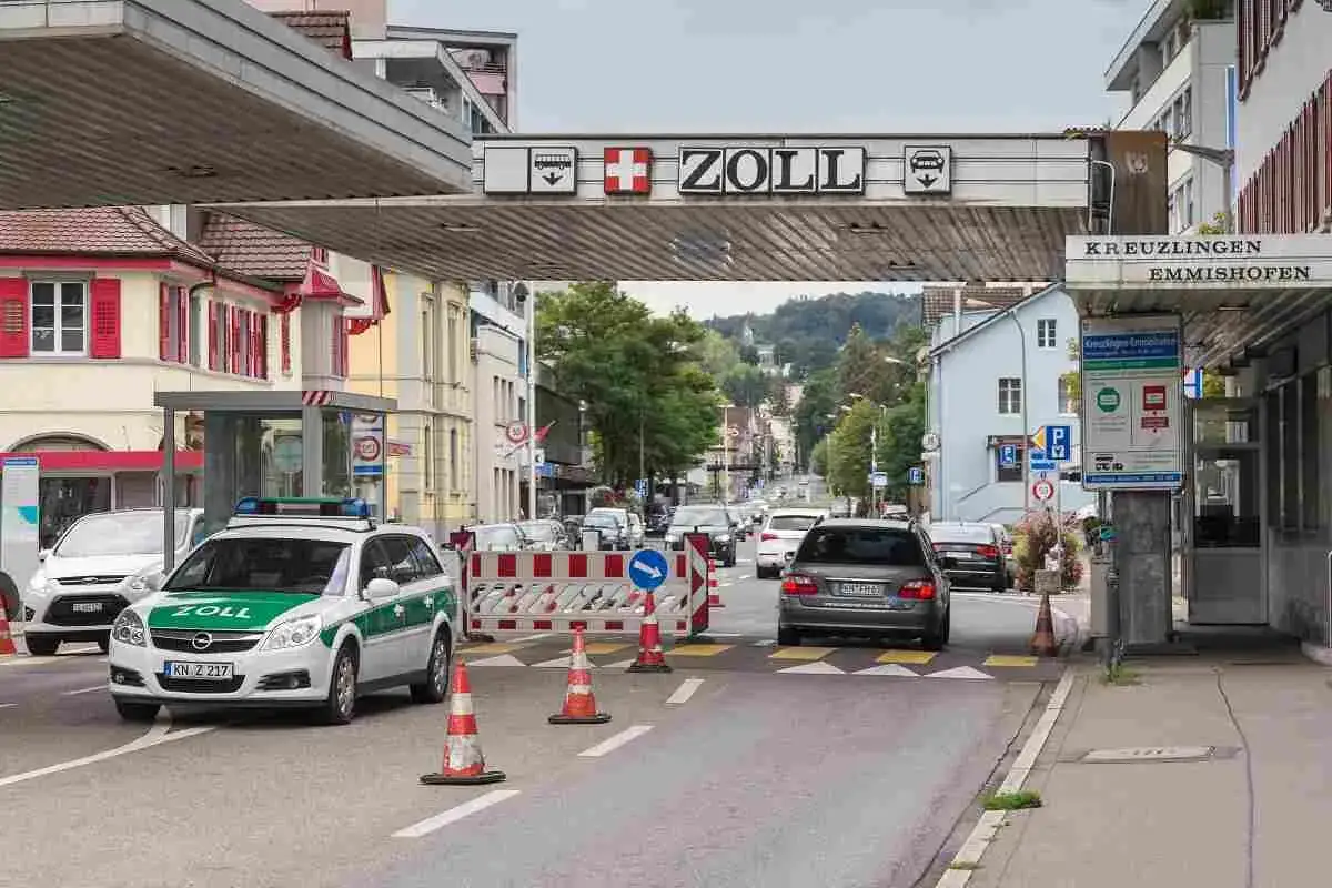 Voiture de douane suisse au poste fronti&egrave;re de Kreuzlingen. Pr&eacute;parez-vous &agrave; d&eacute;m&eacute;nager en Suisse, les formalit&eacute;s sont en cours.