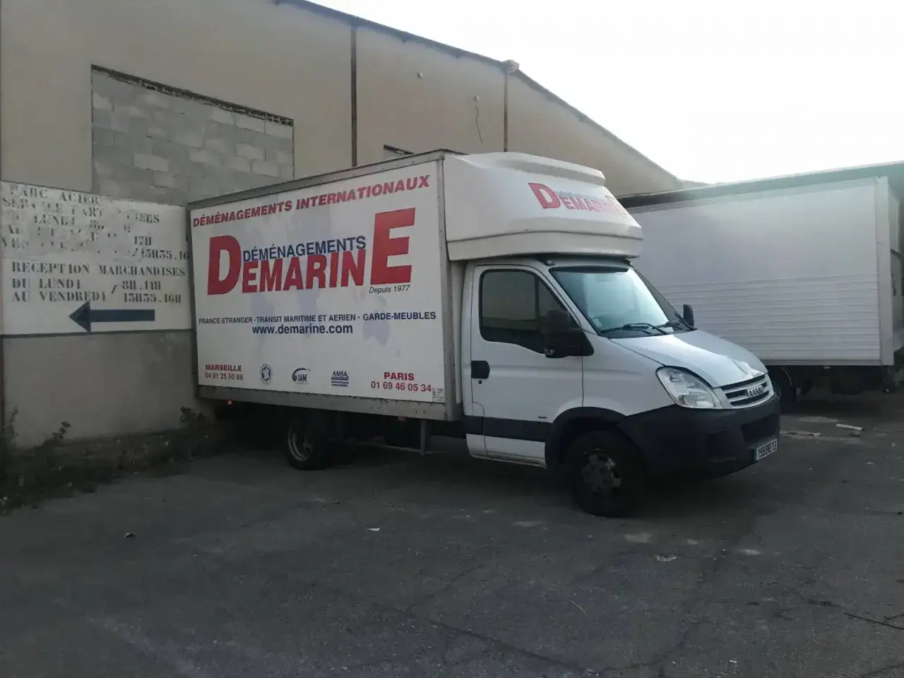 Camion de d&eacute;m&eacute;nagement Demarine, un avis de movinga. Ce camion blanc est pr&ecirc;t &agrave; transporter vos biens.