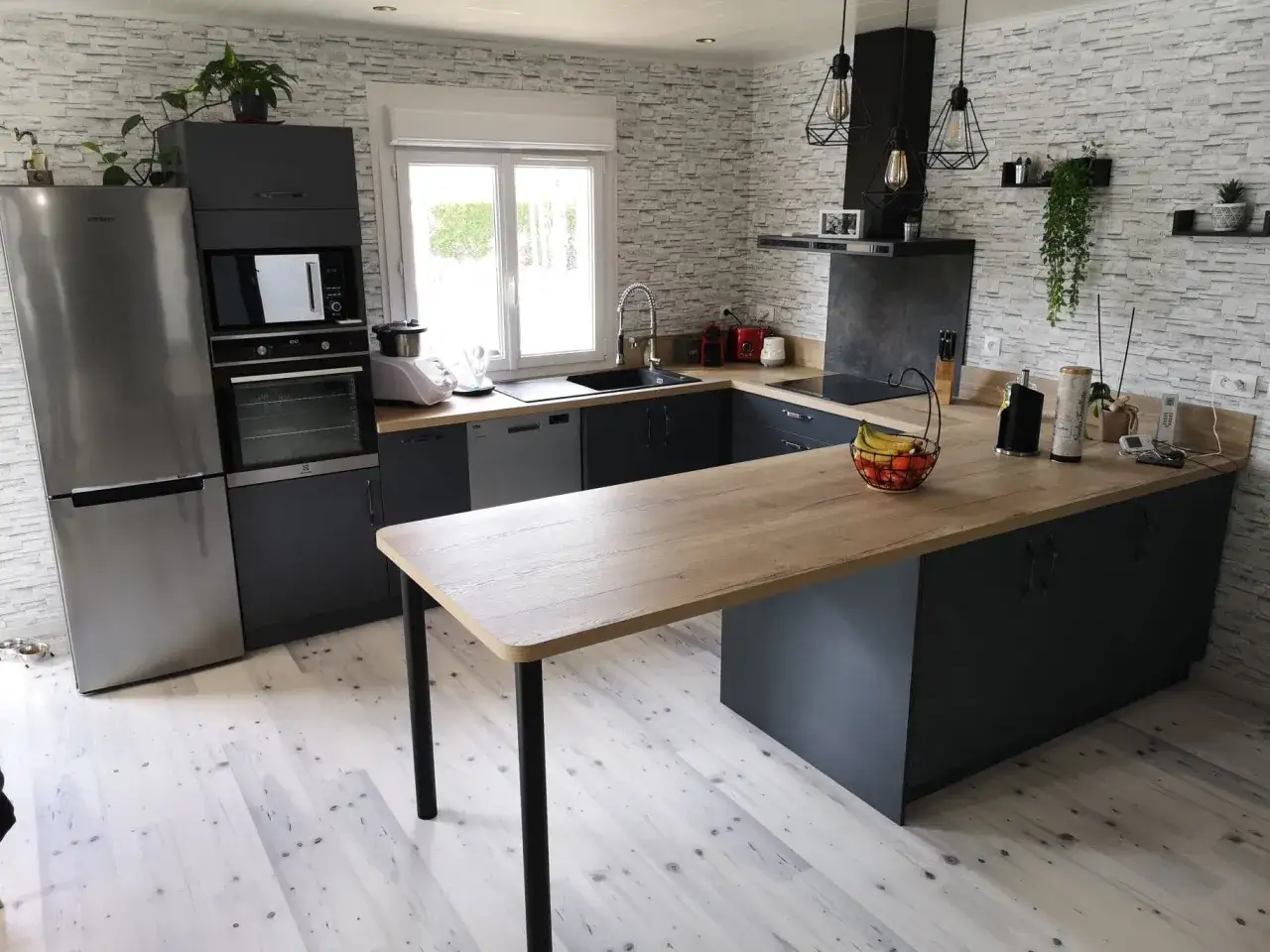 Plan d'une petite cuisine en U moderne avec &icirc;lot central en bois clair. Frigo, four, plaque de cuisson et &eacute;vier int&eacute;gr&eacute;s dans des meubles gris anthracite.