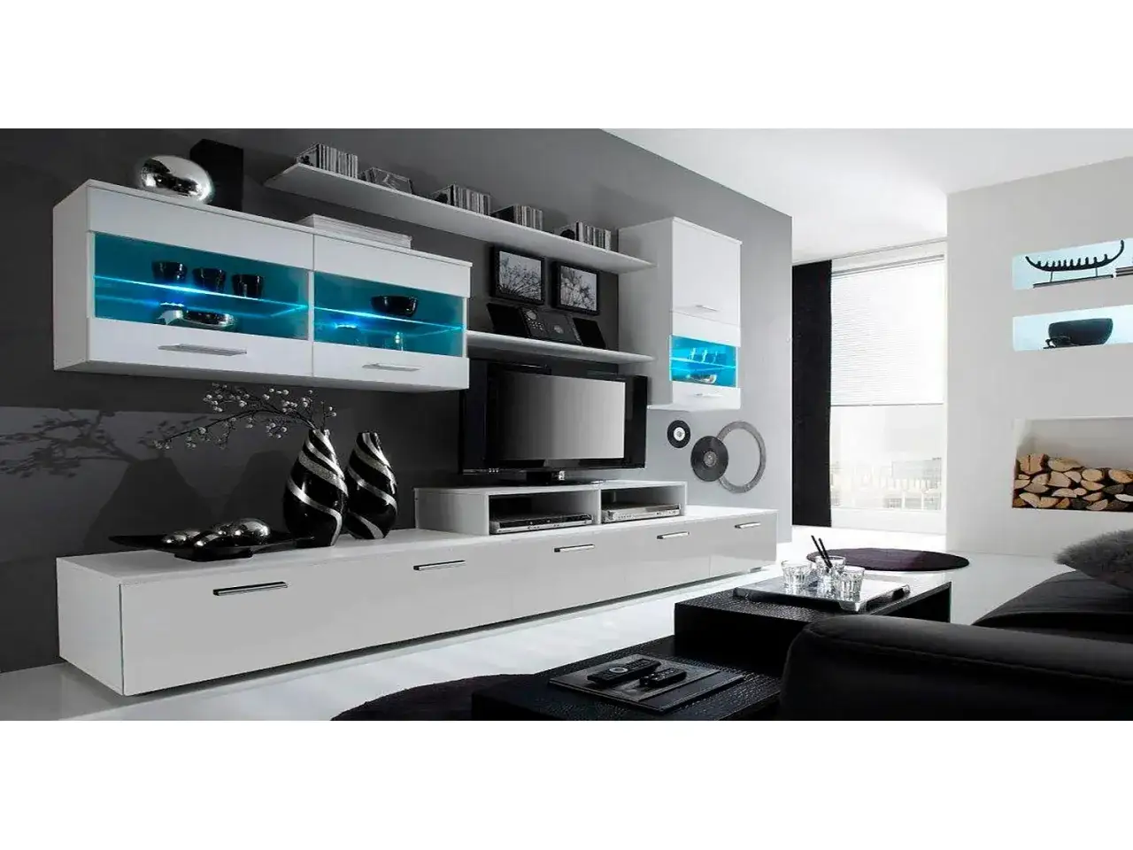 Salon moderne blanc et noir avec &eacute;clairage bleu. Id&eacute;al pour savoir comment vendre ses meubles rapidement, en mettant en valeur leur design.