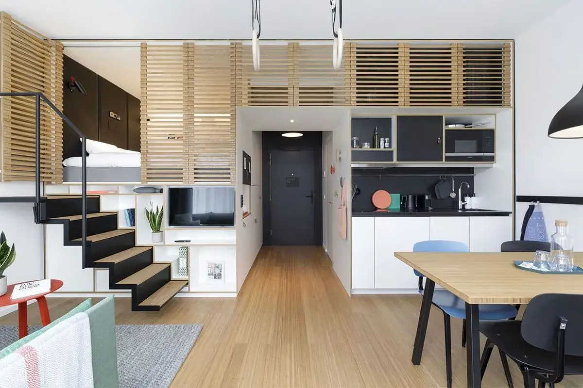 Am&eacute;nagement int&eacute;rieur appartement optimis&eacute; : lit en mezzanine, escalier, coin cuisine et salle &agrave; manger.