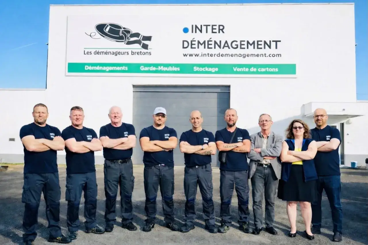 L'équipe d'Inter Déménagement, prête à vous offrir une aide pour déménager dans une autre région. Ils proposent aussi garde-meubles et vente de cartons.