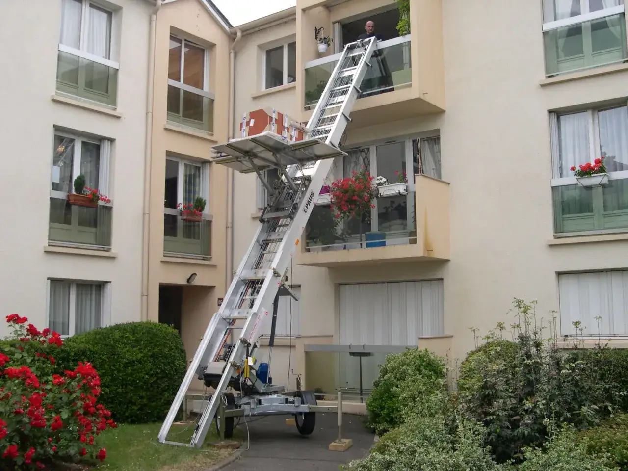 Un monte-meubles est utilis&eacute; pour monter des cartons, peut-&ecirc;tre pour un d&eacute;m&eacute;nagement. Le tarif pour d&eacute;m&eacute;nager un canap&eacute; peut varier selon ce type de service.