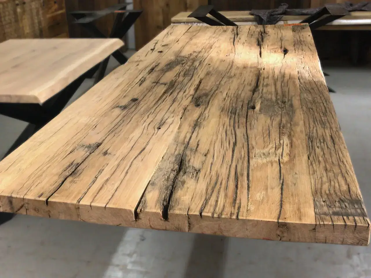 Superbes planches de bois vieilles et patin&eacute;es, parfaites pour un projet de bricolage. Que faire avec des vieilles planches de bois ? Cr&eacute;ez une table unique !