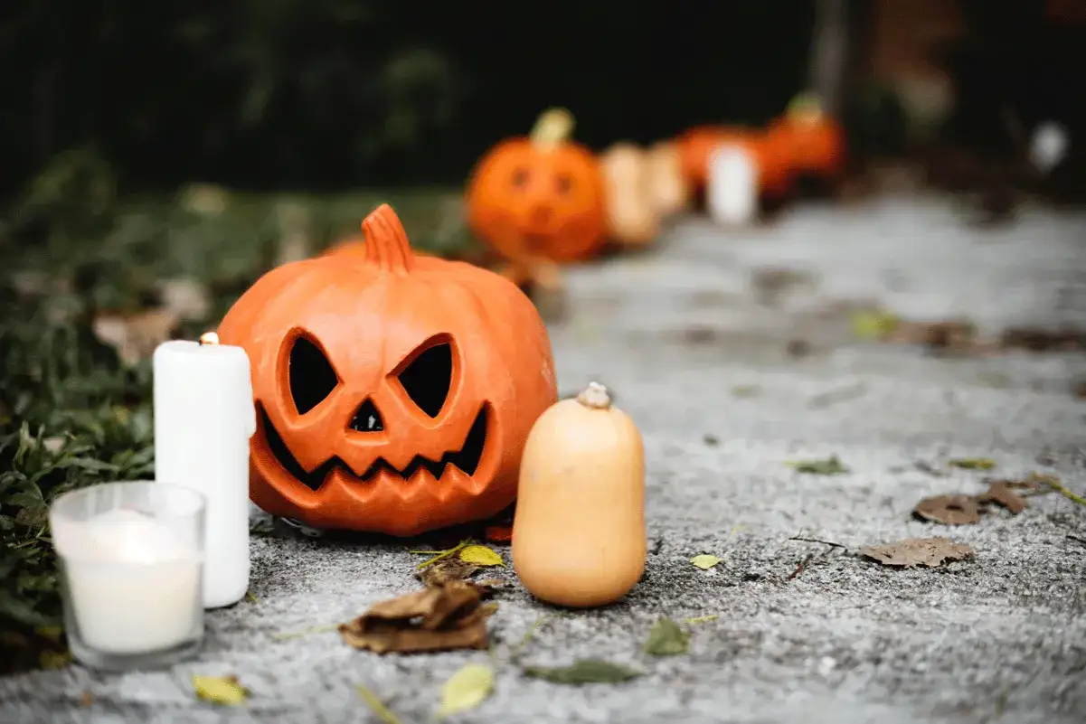 Citrouille sculptée, bougies et petites courges pour une déco halloween pas cher à faire soi-même. Ambiance automnale et effrayante.
