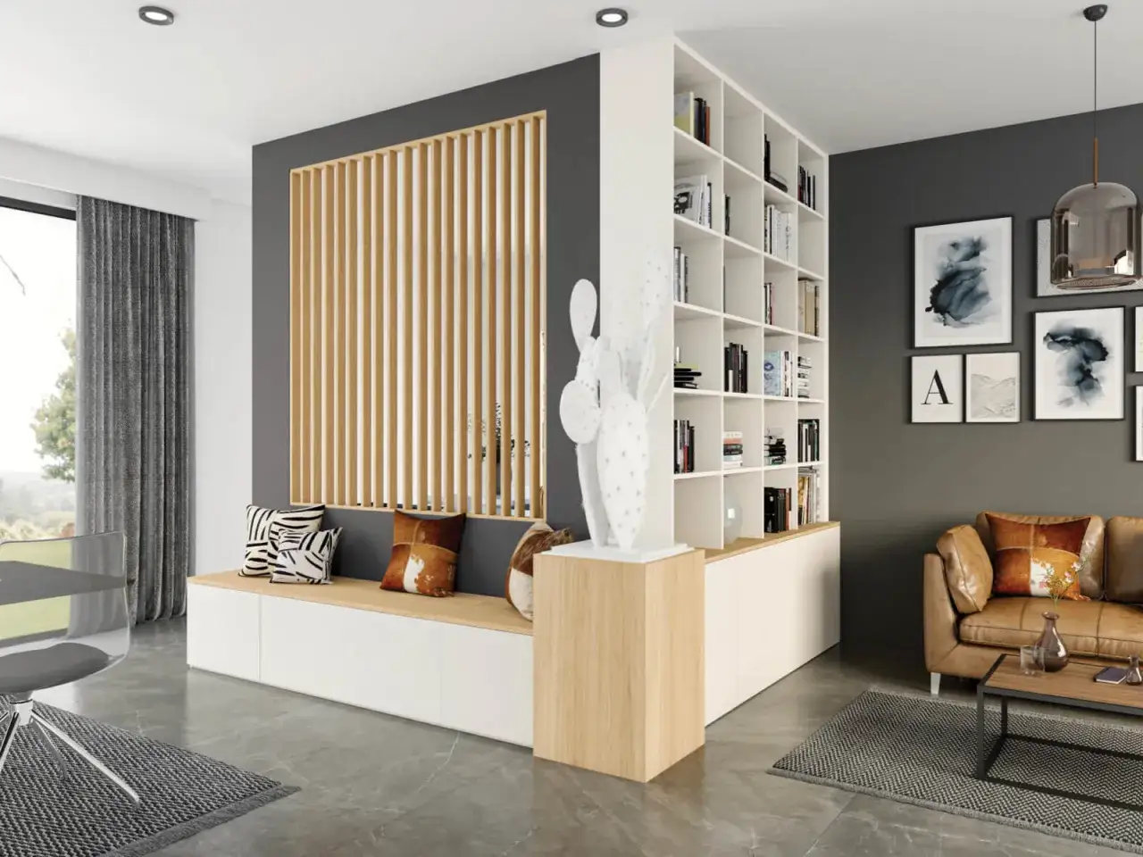 Une étagère murale et un banc séparent une chambre en deux, avec une seule fenêtre visible derrière des lattes de bois.