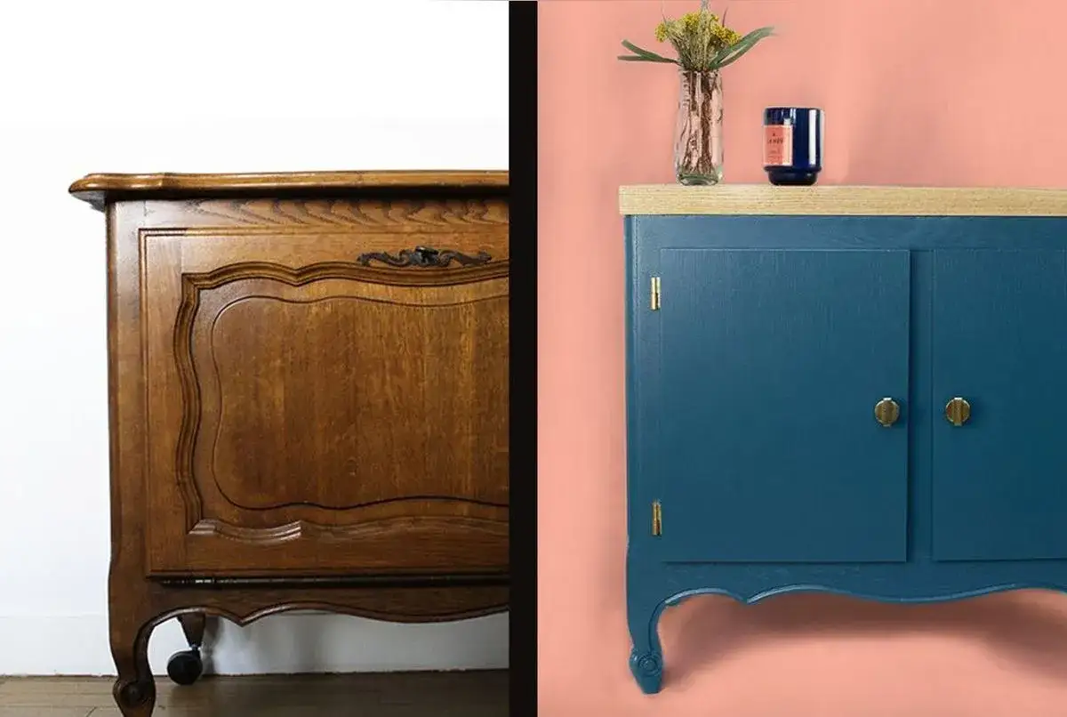 Avant/apr&egrave;s : un meuble en bois ancien transform&eacute; avec une peinture bleu profond et de nouveaux boutons dor&eacute;s.