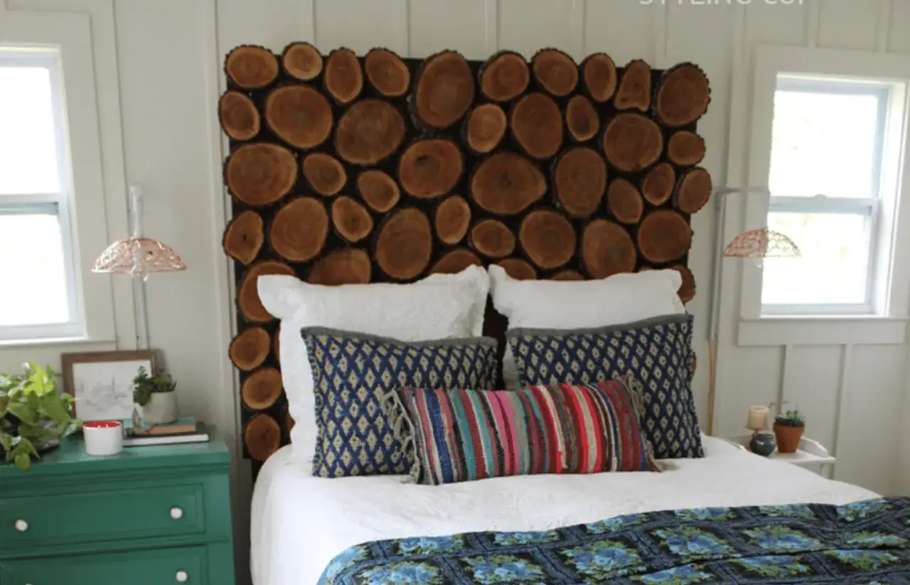 T&ecirc;te de lit bois &agrave; faire soi-m&ecirc;me, compos&eacute;e de rondins de bois de diff&eacute;rentes tailles, cr&eacute;ant un d&eacute;cor rustique et chaleureux.