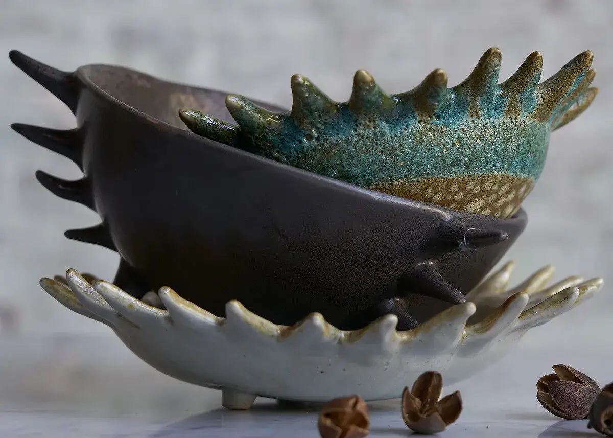 Trois bols en c&eacute;ramique aux formes organiques, &eacute;voquant des cr&eacute;atures marines ou des fleurs &eacute;closes. Une v&eacute;ritable inspiration peinture c&eacute;ramique.
