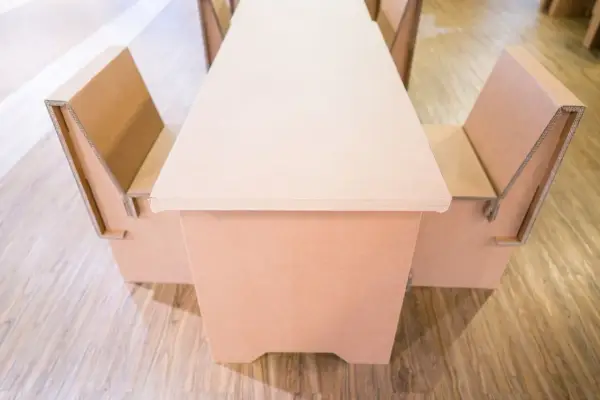 Ensemble table et bancs en carton, une solution de deco originale et écologique.