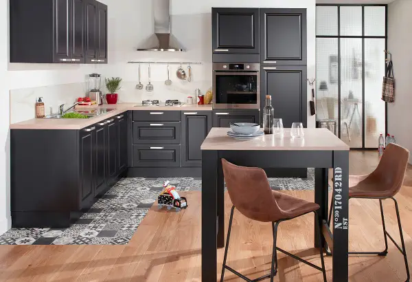 Cuisine 10m2 fermée, moderne et fonctionnelle avec des meubles noirs, un plan de travail en bois clair et un îlot central. Le sol est orné d'un motif géométrique.