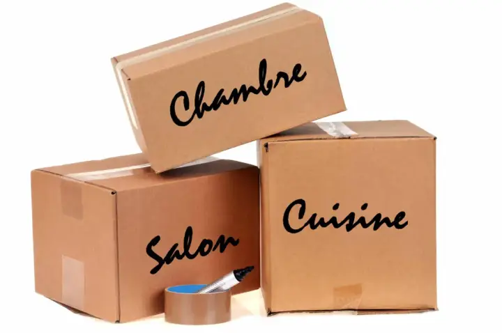 Trois cartons de déménagement gratuits, étiquetés "Chambre", "Salon" et "Cuisine", prêts pour un nouveau départ.