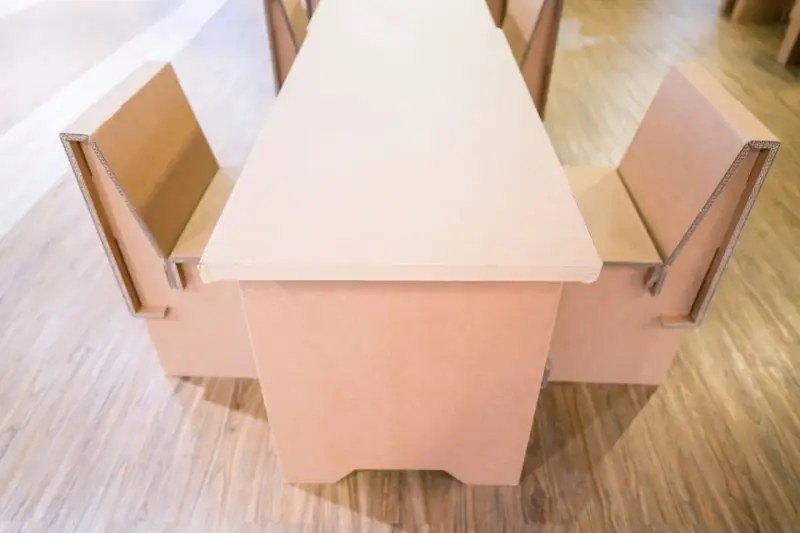 Ensemble table et bancs en carton, une solution de deco originale et écologique.